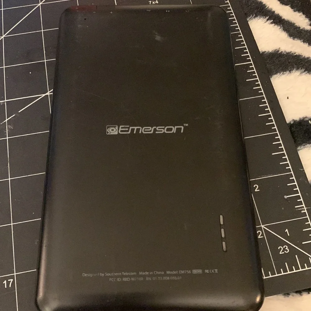 Emerson Tablet Model #EM756 Tablet 7” (Needs touchscreen replaced)